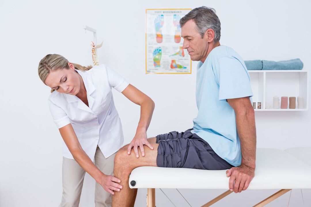 Arzt untersucht einen Patienten mit Kniearthrose