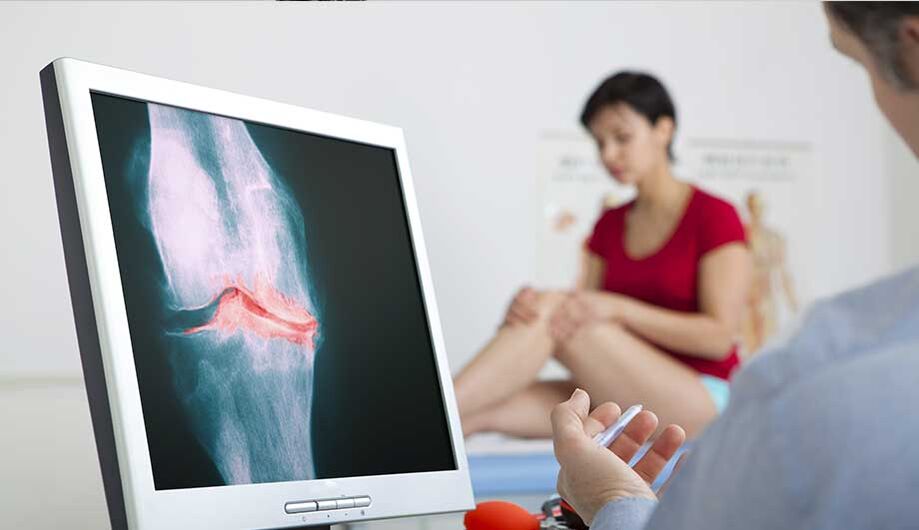 Bei Verdacht auf Arthritis oder Osteoarthritis einen Arzt aufsuchen
