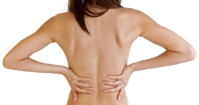 Ein charakteristisches Symptom der thorakalen Osteochondrose sind Rückenschmerzen. 