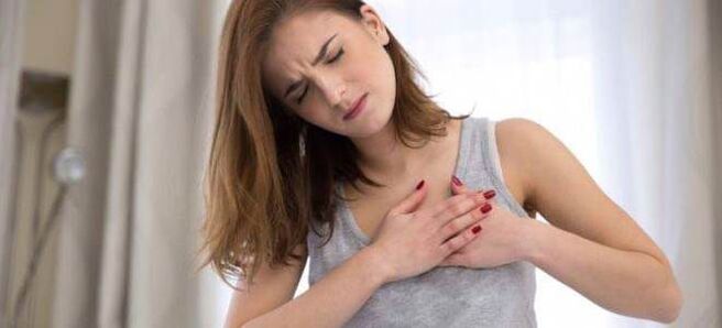 Eine Osteochondrose der Brustwirbelsäule kann sich durch Schmerzen im Herzbereich äußern. 