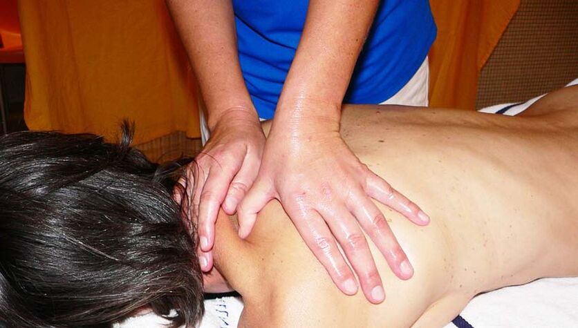 Massagesitzung für Osteochondose der Halsspalte