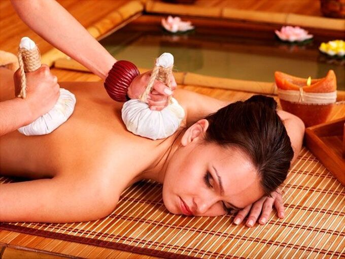 Durchführung einer Eismassage.